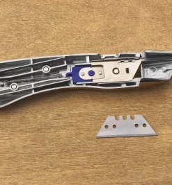 Delphin 2013 Retractable Knife With Holster Knives