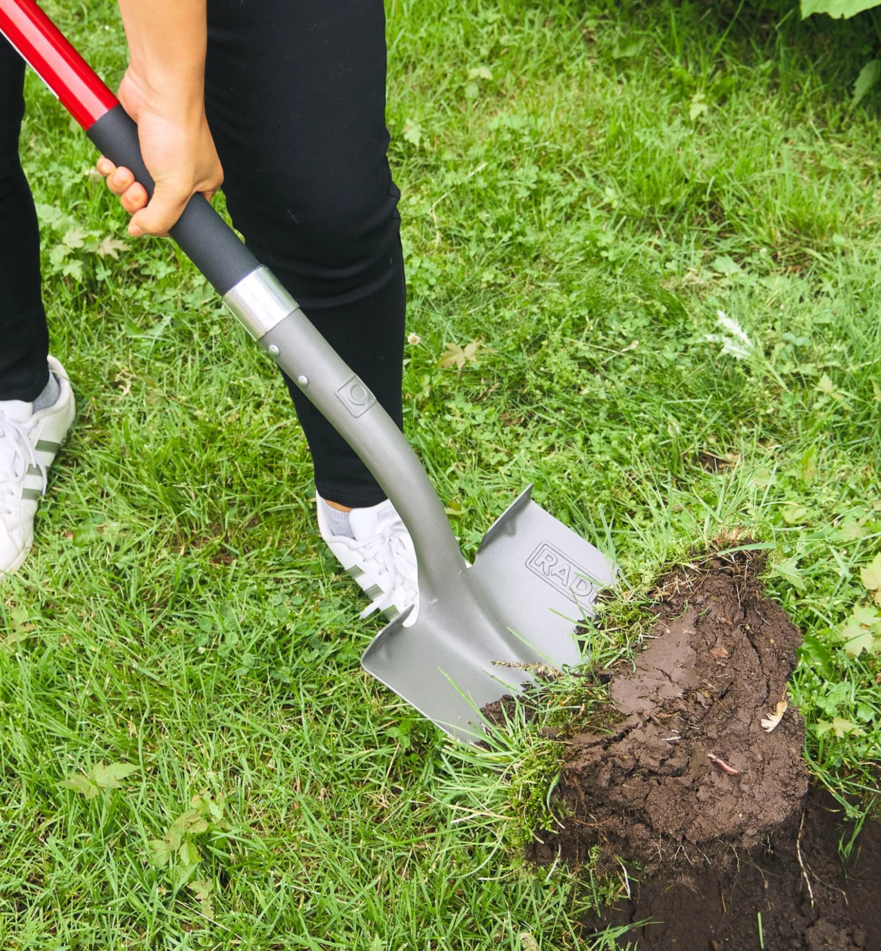 Outlet Long-Handled Round-Point Shovel Shovels